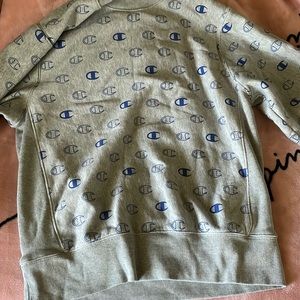 champion crewneck! worn 2-3 times. no stains or holes